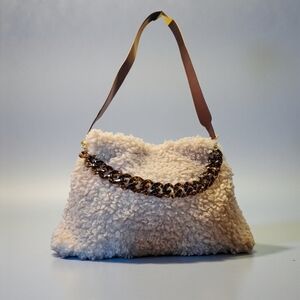 Shearling Tote In Vanilla Beige With Chunky Tortoise Chain
